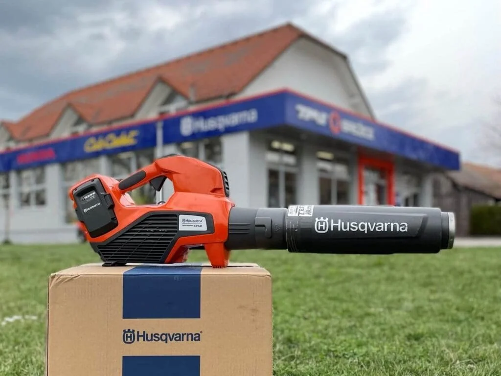 Akumulatorski pihalec listja Husqvarna