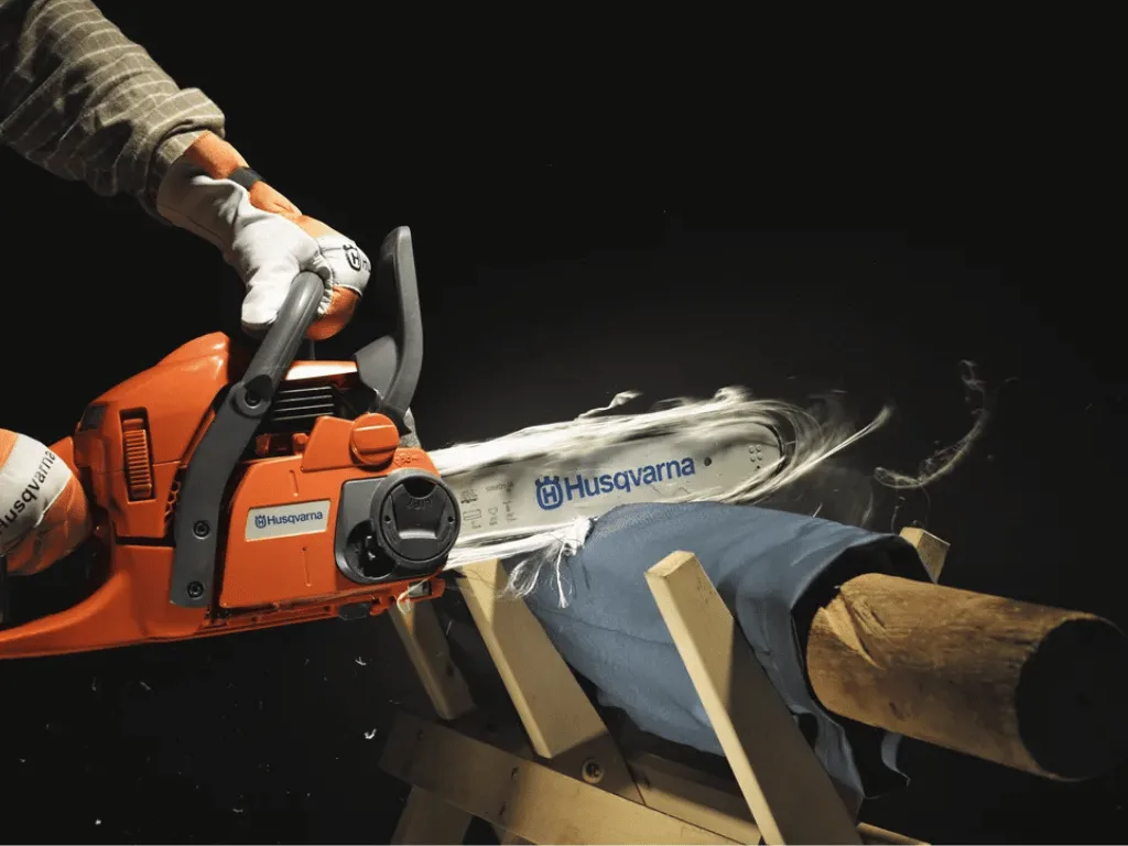 Kako delujejo zaščitne gozdarske hlače